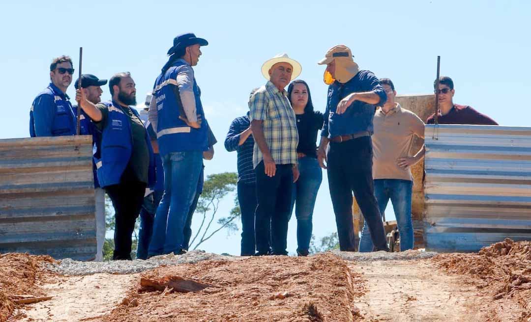 Prefeito Tião Bocalom visita obras da ponte sobre o Igarapé Redenção e anuncia conclusão em até 60 dias