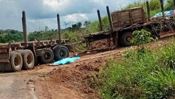 Motociclista tem a cabeça decepada após colidir com carreta que entrava em ramal entre Manoel Urbano e Sena Madureira