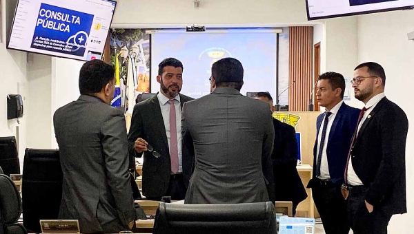 Além da possível demissão de motoristas, assessores também poderão ser cortados da folha de pagamento da Câmara de Rio Branco