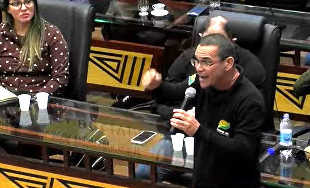 Sindicalista diz que equipe de Gladson pretende ressuscitar a ‘alma penada’ da Frente Popular, ao ignorar servidores