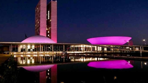 Por iniciativa de Alan Rick, Senado é iluminado de rosa para dar visibilidade à LAM, doença pulmonar rara que afeta mulheres