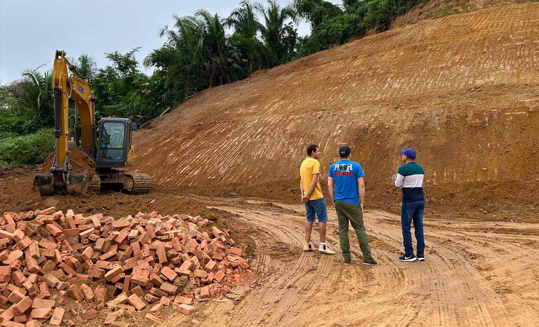 Em Assis Brasil, prefeito acompanha terraplenagem para novas sedes da Saúde e Educação