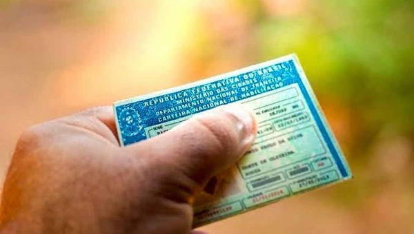 Nova lei permite uso de multas de trânsito para custear CNH de pessoas de baixa renda e moderniza transferência de veículos