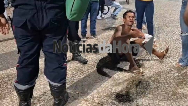 Homem em situação de rua é espancado a golpes de ripa após acusação de roubo em praça no Centro de Rio Branco
