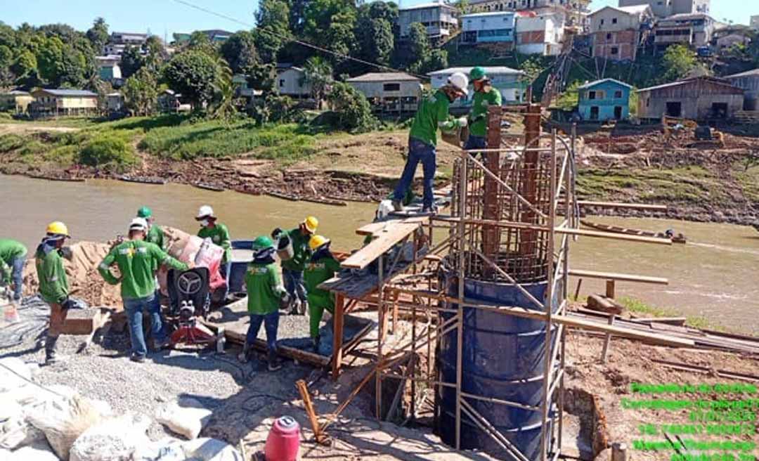 Em Marechal Thaumaturgo, Deracre avança na obra da passarela sobre o Rio Amônia com concretagem e montagem das fôrmas dos pilares