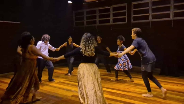 Inclusão e transformação social: Escola Beija-Flor entrega certificado de curso de Iniciação ao Teatro