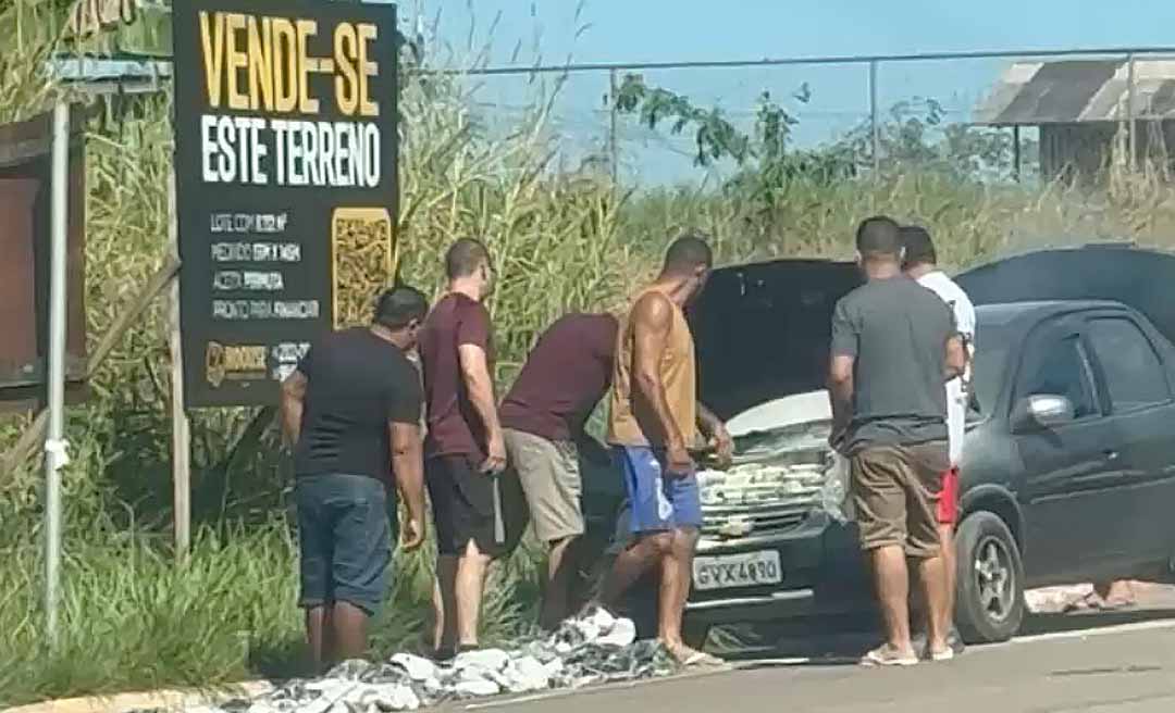 Carro de idoso pega fogo na Estrada do Calafate, em Rio Branco, na manhã deste domingo; veículo teria saído de oficina