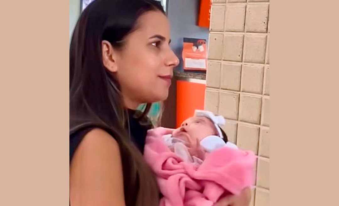 Após mais de um mês internada em BH, Aurora Maria, bebê vítima de queimaduras em maternidade, retorna ao Acre