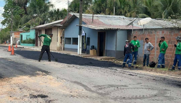 Deracre e Prefeitura de Feijó realizam operação tapa-buraco no centro da cidade