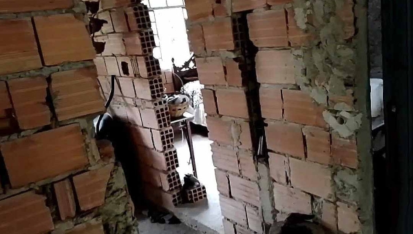 Mais de 400 mil acreanos ainda moram em casas de madeira ou em alvenaria sem reboco
