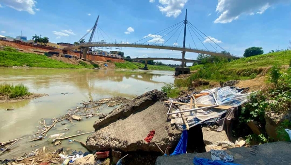 Seca extrema faz Rio Acre quase “partir ao meio” e revela impacto do descarte irregular de lixo em suas margens