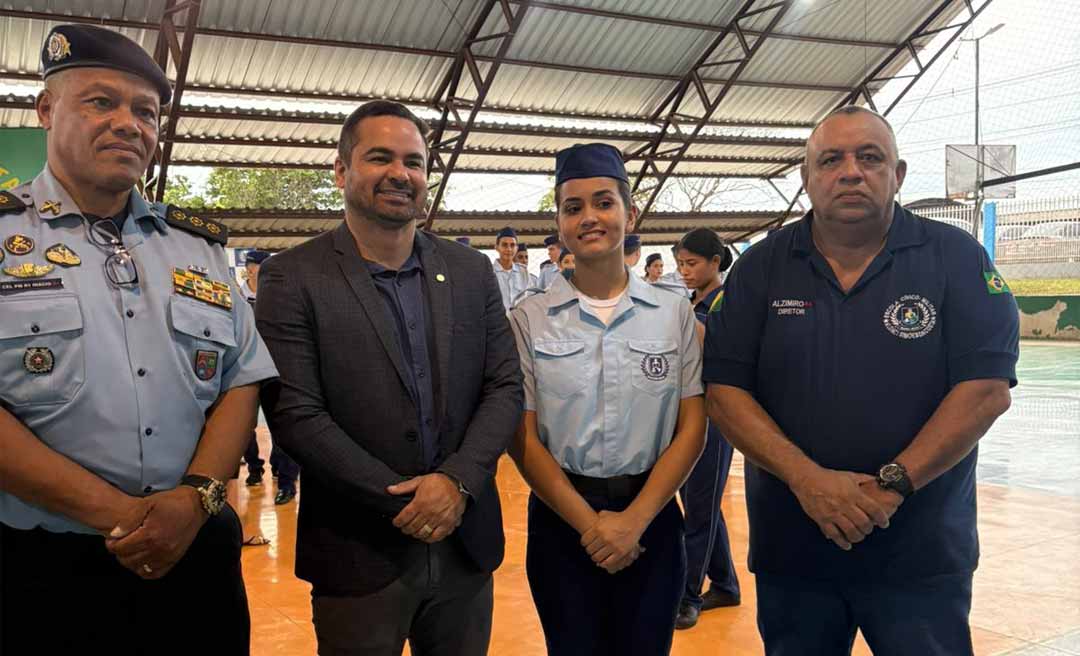 Escola Cívico Militar Aldaci Simões reconhece esforço de estudantes com graduações, no Quinari