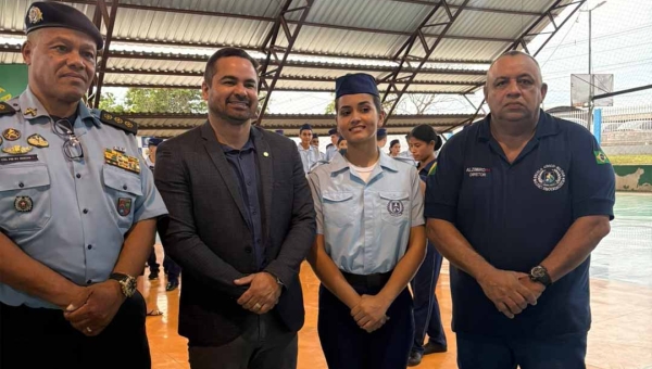 Escola Cívico Militar Aldaci Simões reconhece esforço de estudantes com graduações, no Quinari