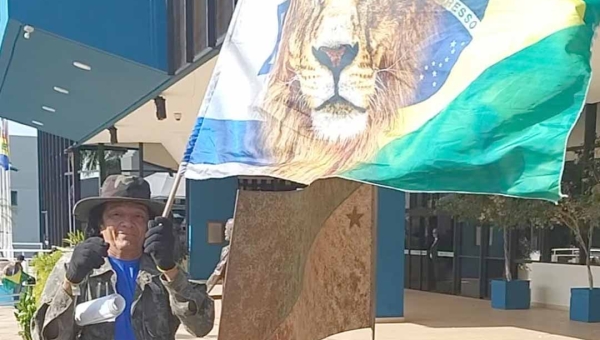 Livre para se manifestar na rua, homem vai ao 7 de Setembro com bandeira Brasil/Israel e diz que país vive “sob ditadura”