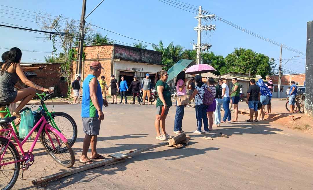 Em protesto contra falta de saneamento, ruas esburacadas e alagamentos, moradores do São Sebastião fecham avenida Sobral