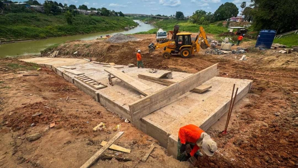 Deracre executa obra da rampa de Sena Madureira para beneficiar famílias ribeirinhas