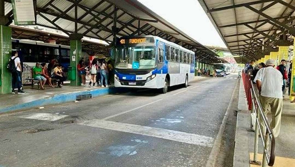 Câmara de Rio Branco adia votação de Projeto de Lei que altera regras da meia-passagem estudantil