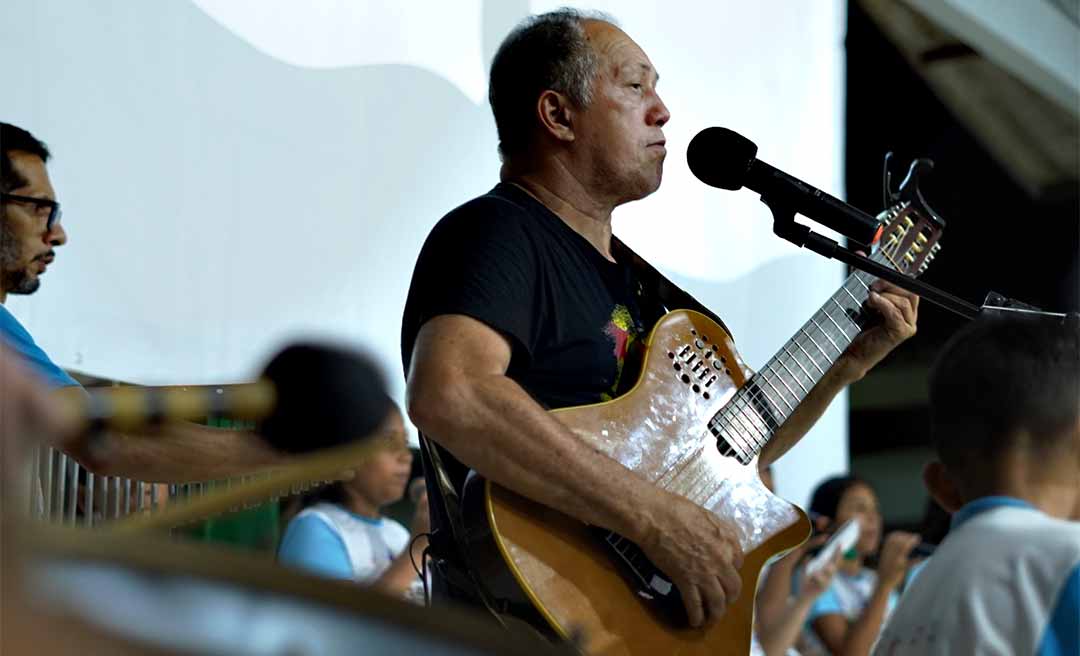 Alberan Moraes encanta com o show musical ‘os rios da minha aldeia que vão para o mar’