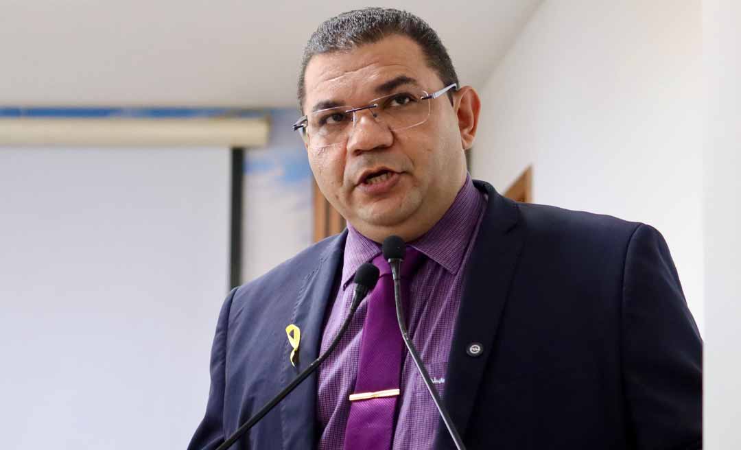 Prejudicando os trabalhos no Legislativo: Vereador Fábio Araújo propõe mudanças em atos solenes na Câmara de Rio Branco