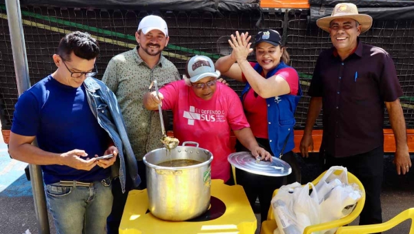 Com caldo de canela, servidores municipais protestam em frente à Câmara de Rio Branco pelo repasse do reajuste do piso nacional