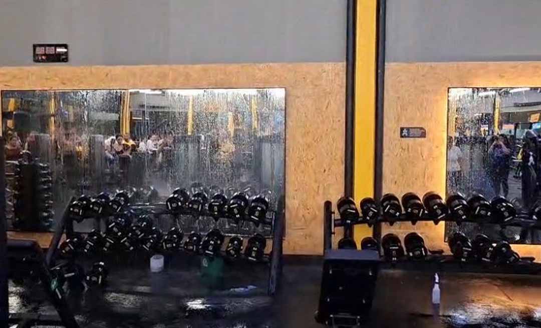 Pesos viram cascata: academia em Rio Branco é tomada por enxurrada