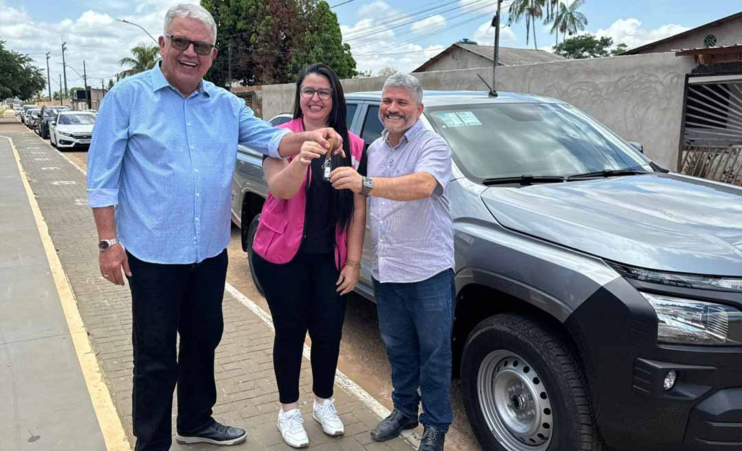 Petecão entrega caminhonete de R$ 317 mil para a Secretaria da Mulher em Epitaciolândia
