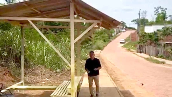 Cansado de esperar ação da Prefeitura, vereador Eber Machado constrói abrigo escolar com recursos próprios e apoio da comunidade