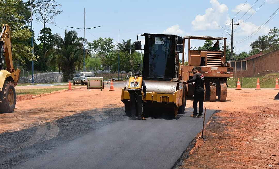 Equipe do Deracre inicia asfaltamento de trecho da Estrada Dias Martins em Rio Branco