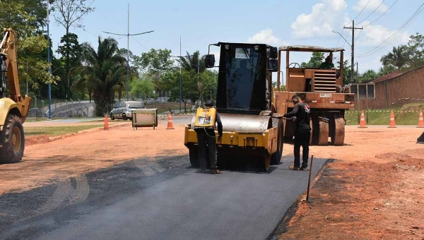 Equipe do Deracre inicia asfaltamento de trecho da Estrada Dias Martins em Rio Branco