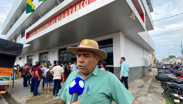 Agentes de Saúde e Zoonoses protestam mais uma vez em frente à Câmara de Rio Branco por reajuste do piso nacional; PL ainda não chegou ao Legislativo