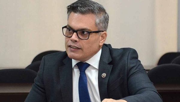 Rodrigo Curti quer saber quais medidas governo adotou com relação aos policiais penais provisórios