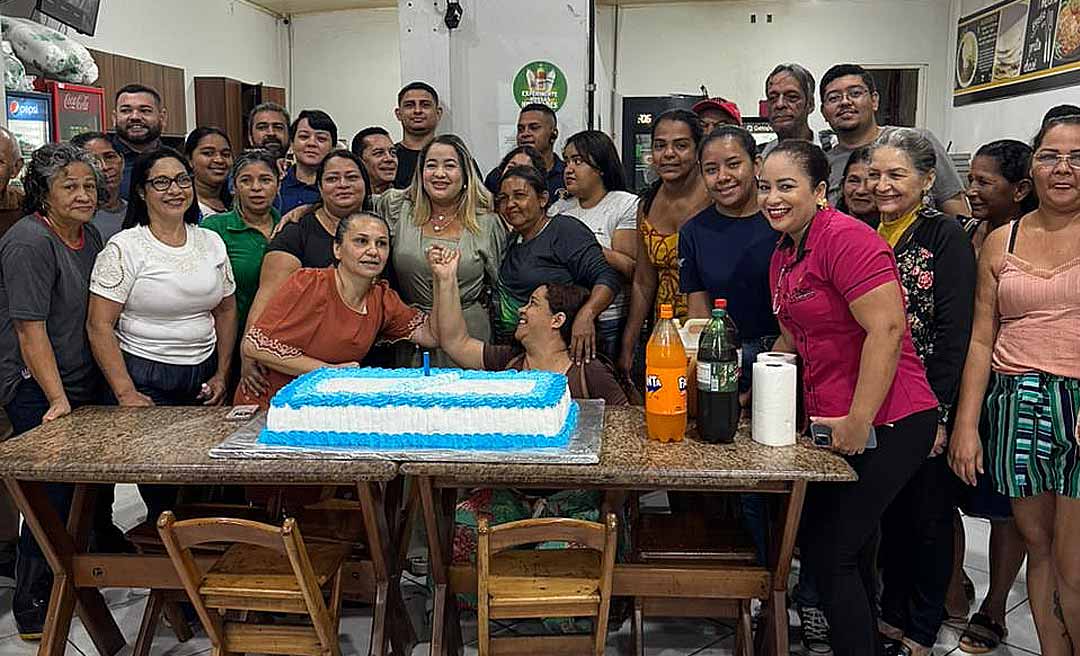 Feirantes do Elias Mansour fazem surpresa e comemoram aniversário de administradora com bolo gigante