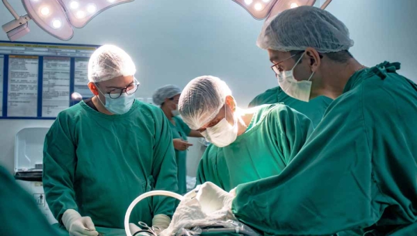 Acre mantém média mensal de 1,2 mil cirurgias eletivas e consolida regularidade da assistência hospitalar