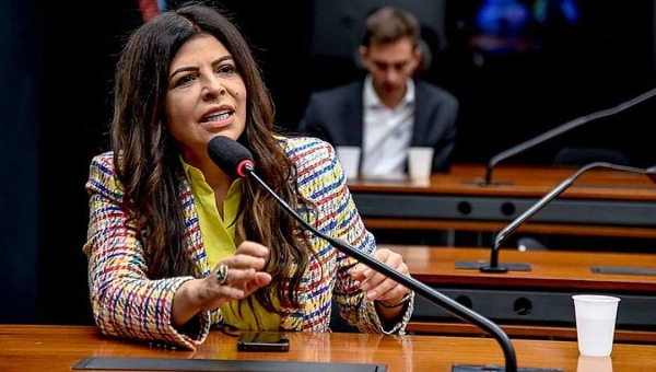 Antônia Lúcia reage a internauta que diz que ela vive em confusão e cutuca Socorro Neri: “Atriz”