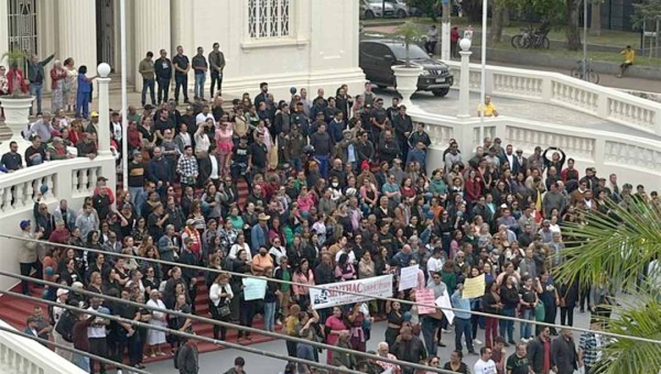 Sindicatos do Acre organizam protesto na frente do Palácio Rio Branco no Dia do Servidor Público