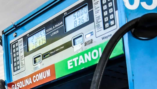 Petrobras reduz preço da gasolina vendida às distribuidoras em 4,9% a partir de terça-feira