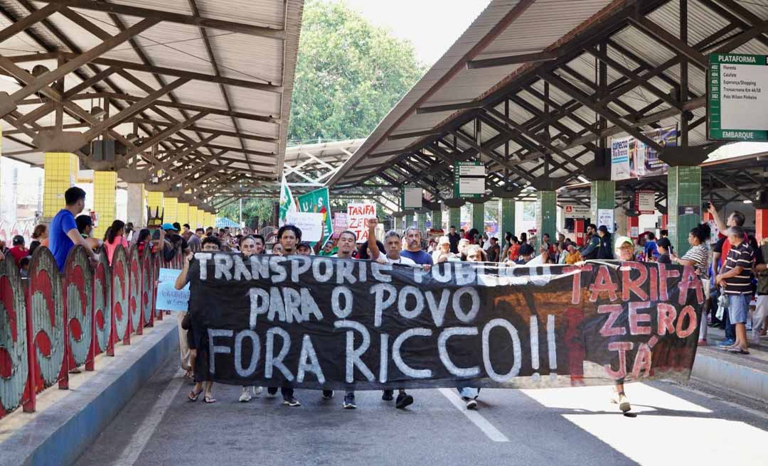 Mesmo com decisão judicial, estudantes protestam por melhorias no transporte público no Terminal Urbano de Rio Branco