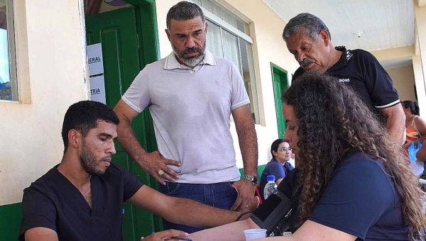 Deputado Whendy Lima acompanha emocionado atendimentos de saúde na zona rural de Brasiléia