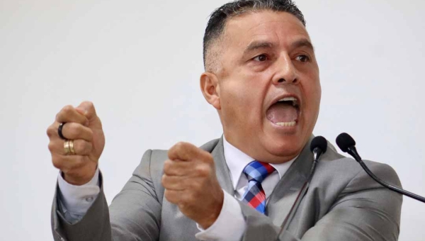 Vereador Eber Machado acusa prefeito de enganar população com projeto de habitação