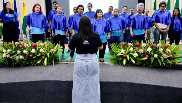 Coral de alunos da Apae Rio Branco emociona na abertura da 14ª Conferência Estadual de Assistência Social
