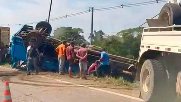 Caminhão carregado de bois tomba na BR-364, próximo ao bairro Custódio Freire; parte dos animais morre