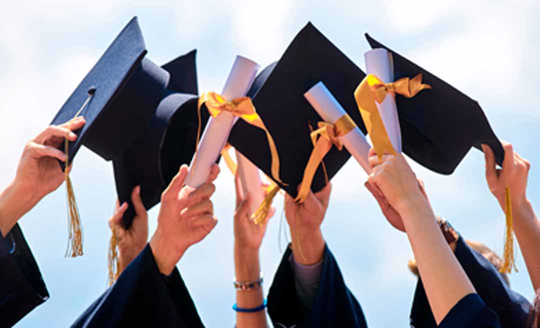 Estudante impedida de colar grau consegue na Justiça indenização por danos morais