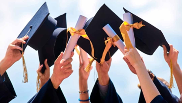 Estudante impedida de colar grau consegue na Justiça indenização por danos morais