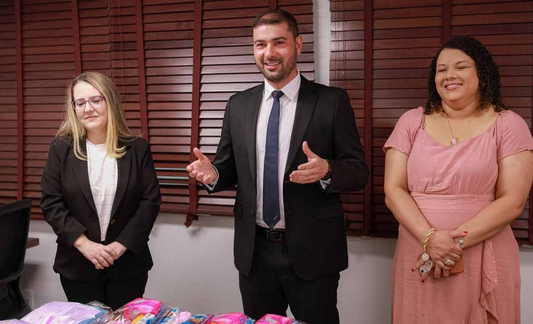 Presidente Nicolau Júnior entrega kits que serão destinados a mulheres atendidas na DEAM