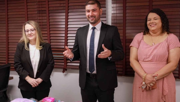 Presidente Nicolau Júnior entrega kits que serão destinados a mulheres atendidas na DEAM