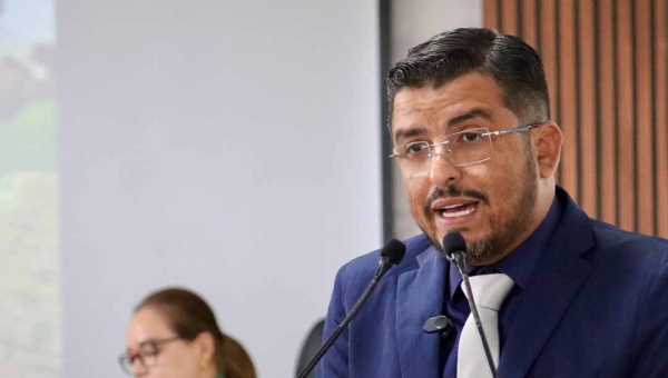 “Essa empresa é um lixo, um câncer na nossa sociedade”, diz vereador Aiache ao cobrar nova licitação do transporte público em Rio Branco