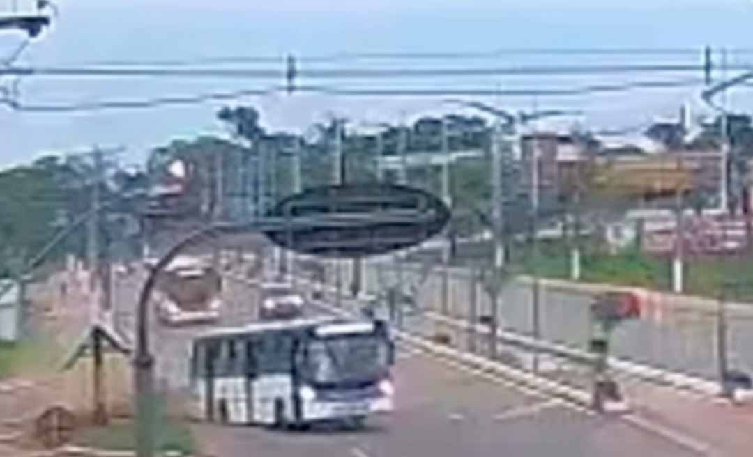 Vídeo mostra eixo traseiro de ônibus da empresa Ricco se desprendendo na Via Chico Mendes