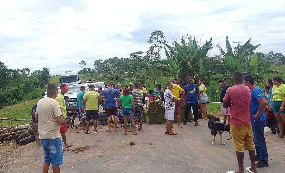 Internos da casa de acolhimento Luz Divina fecham BR-364 em protesto contra ameaça de corte de energia