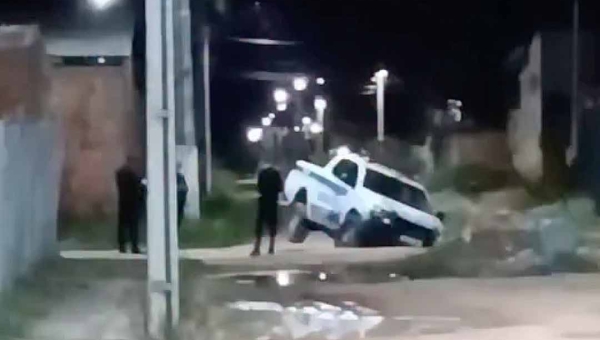 Viatura da Polícia Militar cai em enorme buraco durante patrulha no bairro Santo Afonso