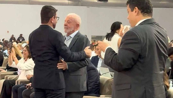 Três meses após elogiar Lula e chamá-lo de “pai e avô"para o Acre, Gladson reencontra presidente na COP30